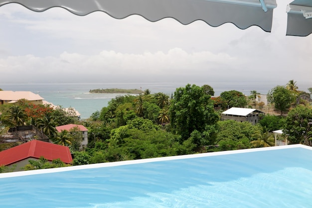 Casa dos sonhos situada em uma colina com vista para o mar