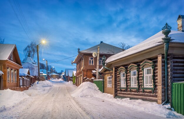 Casa con dragones en Nikolskaya Street en Plyos en la nieve a la luz de las linternas vespertinas