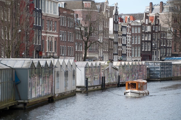 Casa e canais de barcos em Amsterdã, Países Baixos