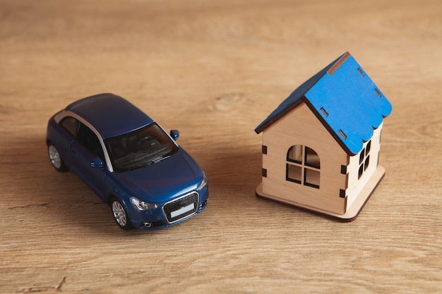 Casa e carro em uma mesa de madeira