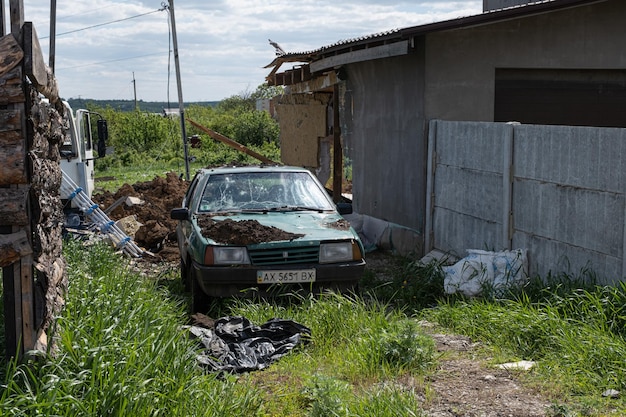 Casa e carro queimados e quebrados na zona rural de kharkiv guerra na ucrânia 2022 mísseis russos