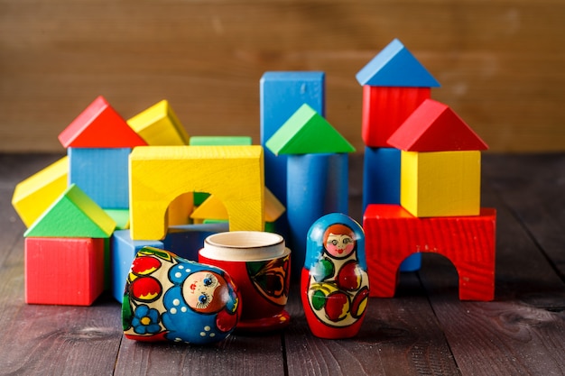 Foto casa e família de brinquedos de madeira com blocos