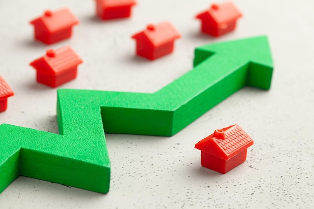 Casa e seta vermelha para cima Aumento dos preços imobiliários Aumento das taxas de seguros ou impostos