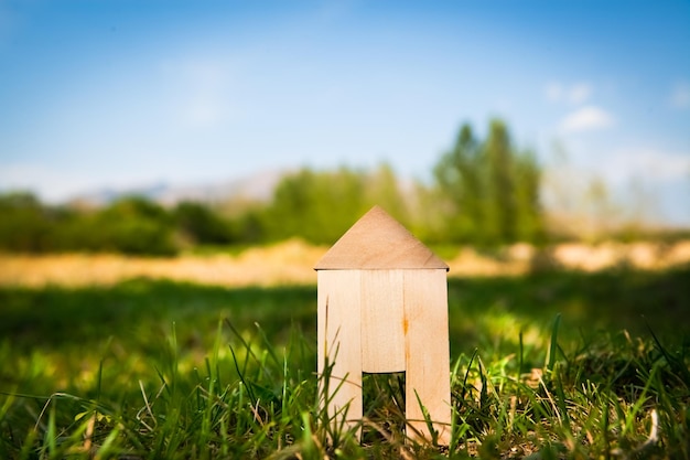 Casa ecológica en un entorno verde Hogar de madera amigable sobre el césped