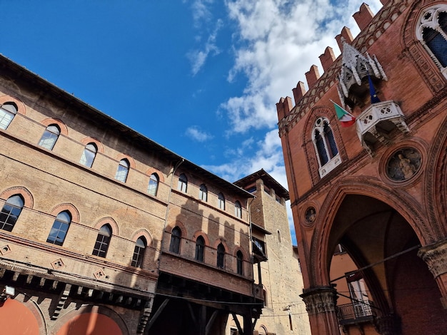 Casa de edificios medievales de Bolonia Italia en lugar de mercanzia