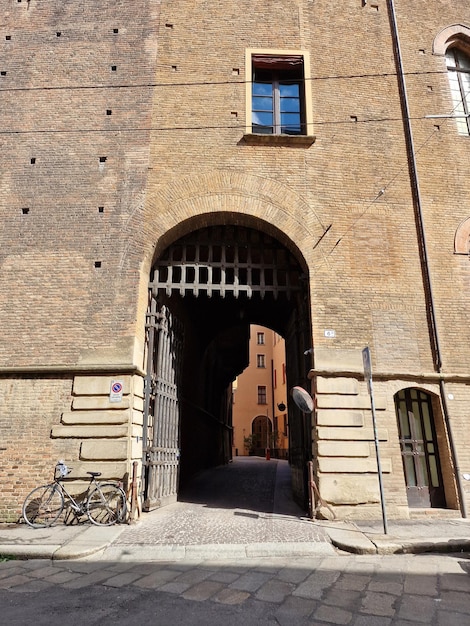 Casa de edificios medievales de Bolonia Italia en lugar de mercanzia