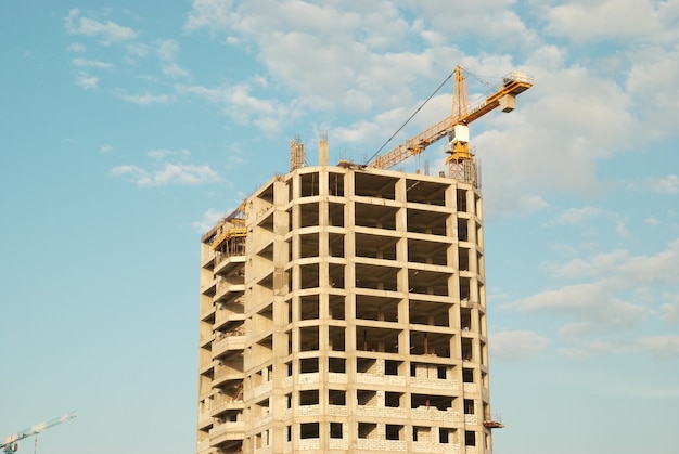 Casa em construção com céu azul