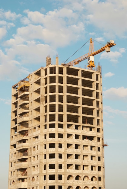 Casa em construção com céu azul