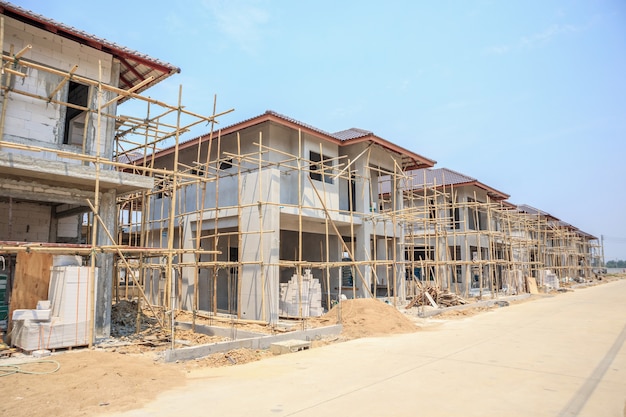 Casa em construção com estrutura de bloco de concreto aerado autoclavado no canteiro de obras