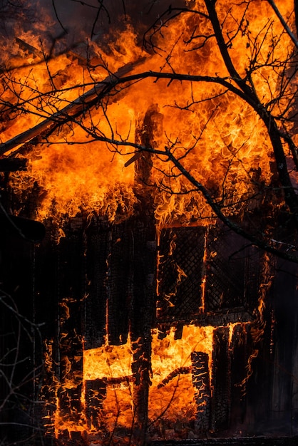 Casa em fogo violento incêndio em casa de madeira com telhado de palha