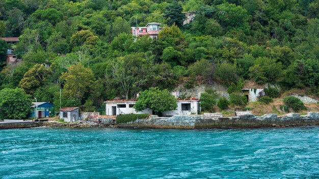 Casa em ruínas à beira-mar