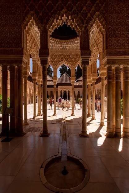 Casa em tinghir casa tradicional de barro e palha casa de terra com portas de aço azul uma porta aberta