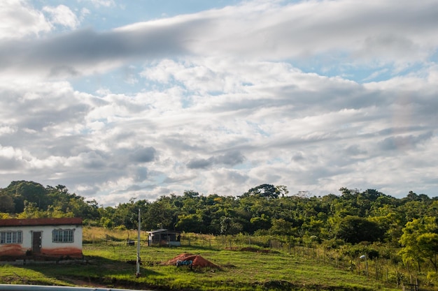 Foto casa em uma área rural no rio de janeiro, brasil