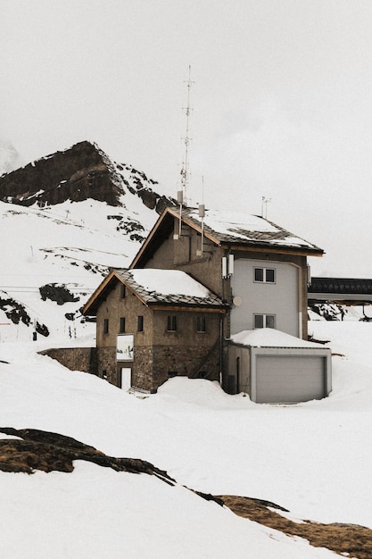 Casa em uma colina de neve