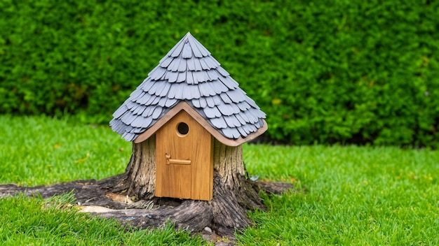 Foto una casa de enanos de jardín de madera en miniatura en el medio de un rico jardín verde la casa ai generative