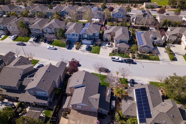 Una casa con energía solar se ve desde arriba.