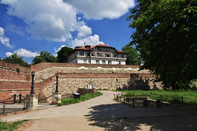 La casa de época en la ciudad de Belgrado, Serbia