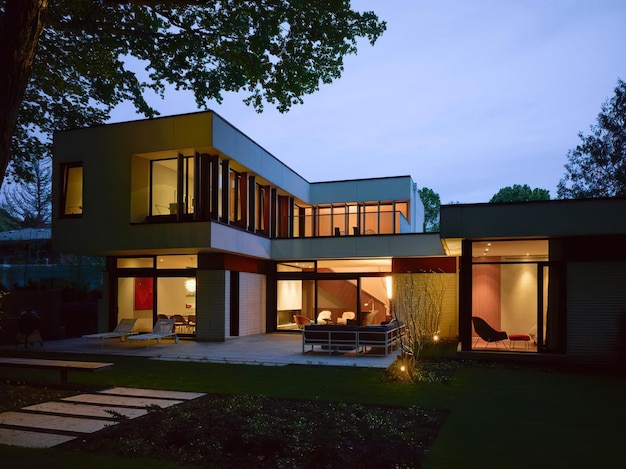 una casa con una escalera que tiene una escalinata que conduce a un balcón