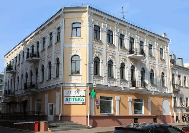 Casa de la esquina de Minsk Bielorrusia en la intersección de la Avenida Independencia y la calle Volgogradskaya