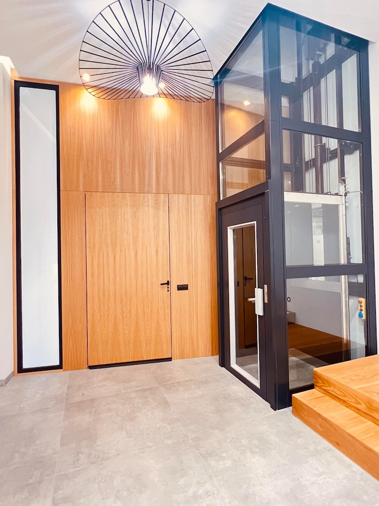 Foto casa de estilo moderno con hall de entrada con gran armario escalera de moderna y ascensor