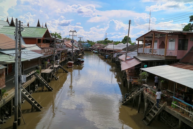 Foto casa de estilo tailandés con el río y el mercado flotante en amphawa