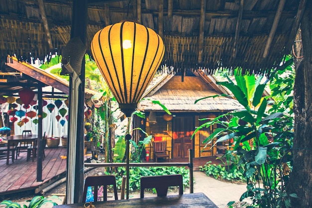 Casa de estilo tradicional de Laos con decoración de farolillos chinos en Luang Prabang, Laos