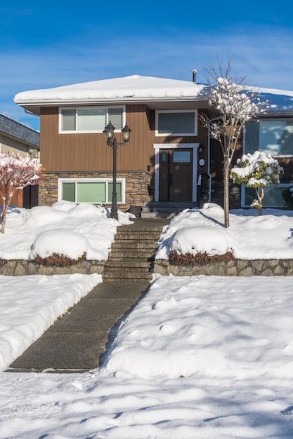 Foto casa familiar promedio en la nieve en la temporada de invierno