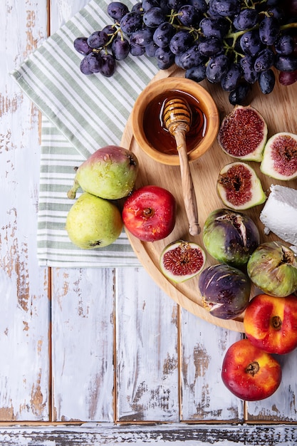 Casa feita com queijo ricota servido com frutas frescas