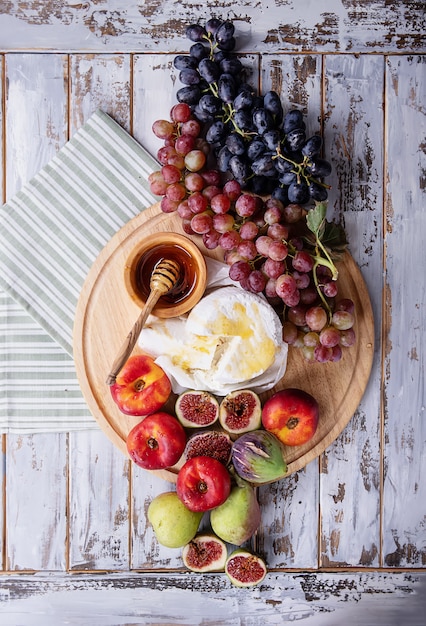 Casa feita com queijo ricota servido com frutas frescas