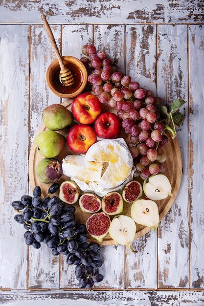 Casa feita com queijo ricota servido com frutas frescas