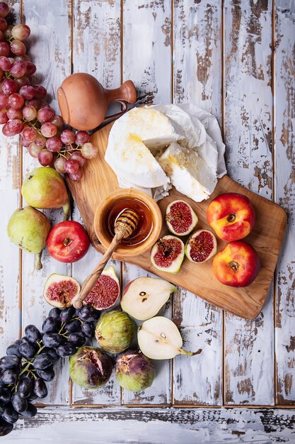 Casa feita com queijo ricota servido com frutas frescas