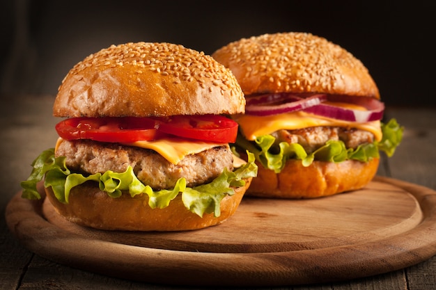 Casa feita de hambúrguer com carne, cebola, tomate, alface e queijo. X-Burger.