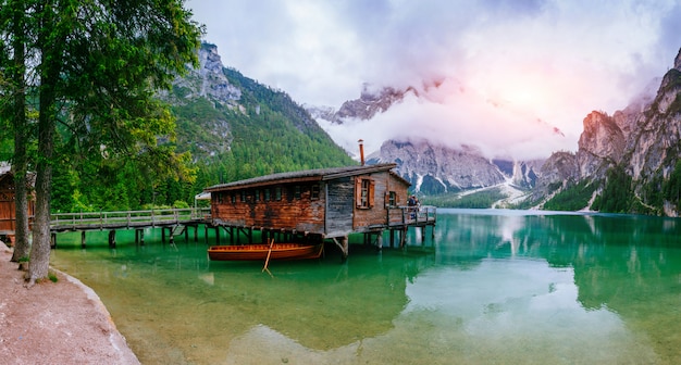 Casa flotante en los Alpes