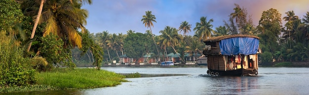 Casa flotante en Kerala, India