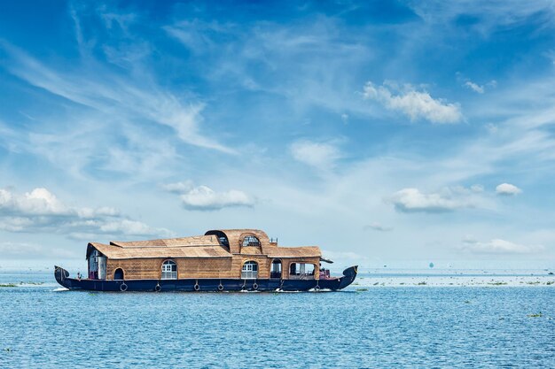 Casa flotante en Kerala, India