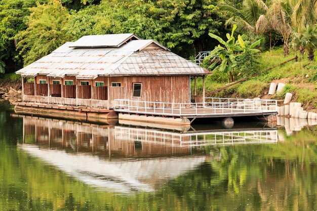 Casa flotante y reflejo