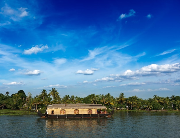 Casa flotante en remansos de Kerala India