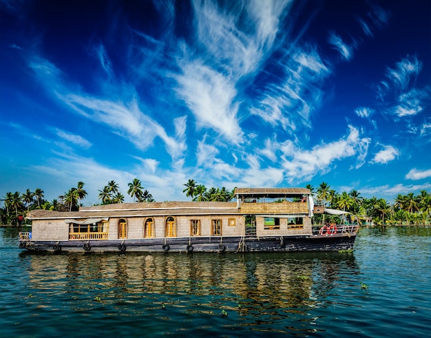 Casa flotante en remansos de Kerala, India