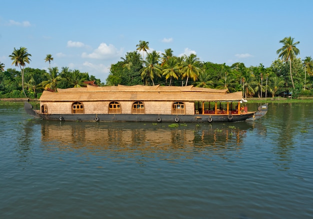 Casa flotante en los remansos de Kerala, India