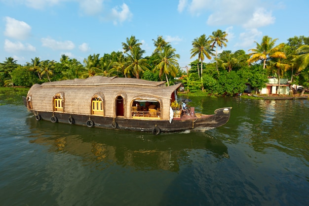 Casa flotante en los remansos de Kerala, India