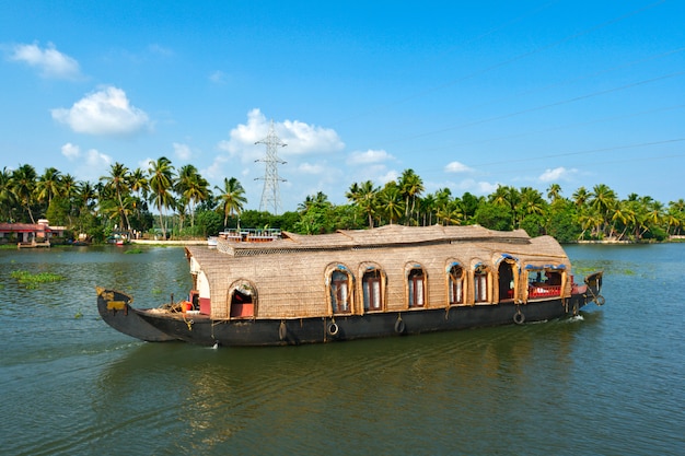 Casa flotante en los remansos de Kerala, India