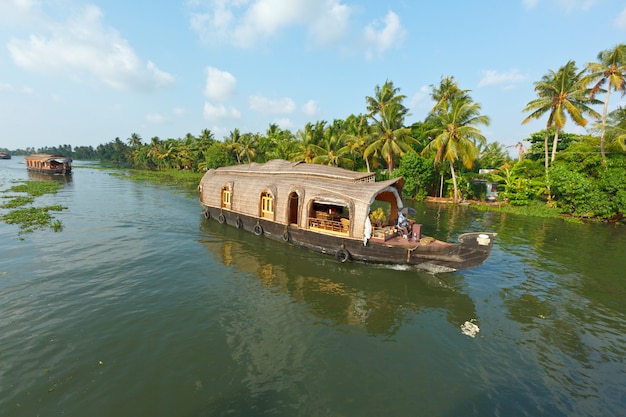 Casa flotante en los remansos de Kerala, India