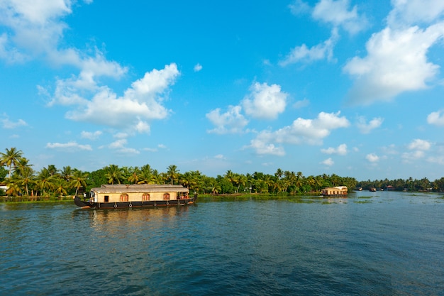 Casa flotante en los remansos de Kerala, India