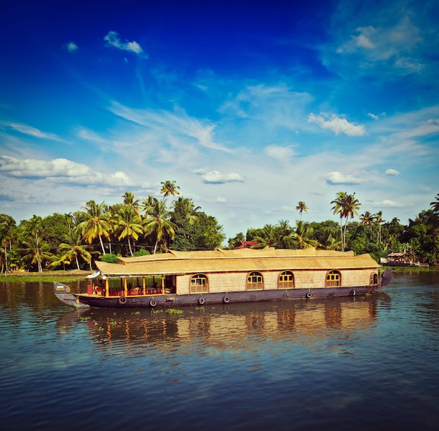 Casa flotante en remansos de Kerala India