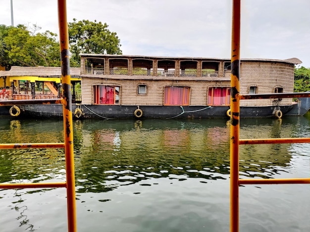 Una casa flotante en los remansos de Kerala, Kerala, India