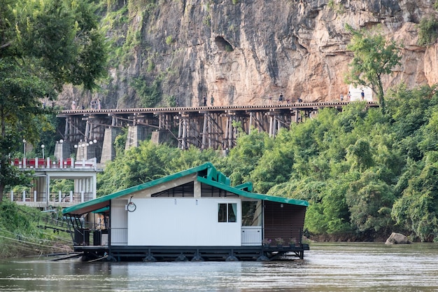 Casa flotante en el río kwai con antiguo ferrocarril