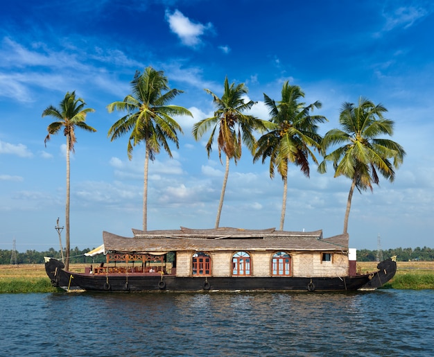 Casa flutuante em remansos de Kerala, Índia