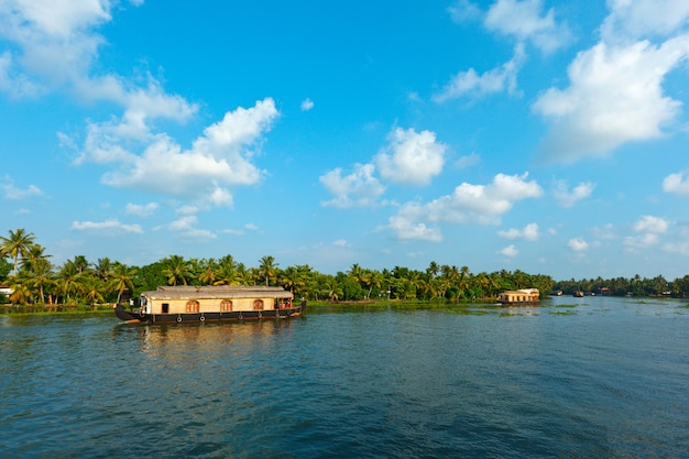 Casa flutuante em remansos de Kerala, Índia