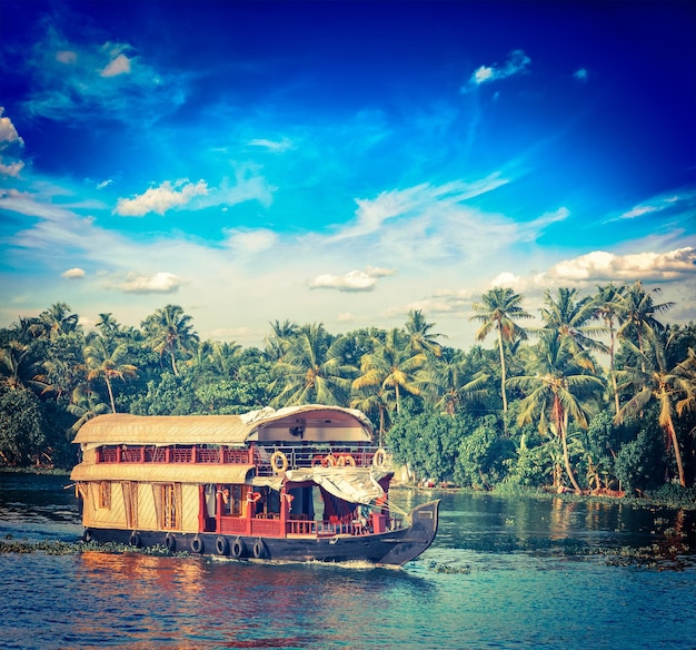 Casa flutuante em remansos de Kerala, Índia