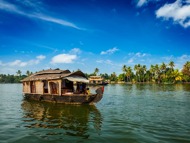 Casa flutuante em remansos de Kerala, Índia